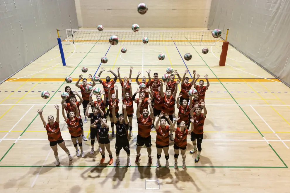 Entrenamiento de los equipos masculino y femenino del Club Voleibol Zaragoza