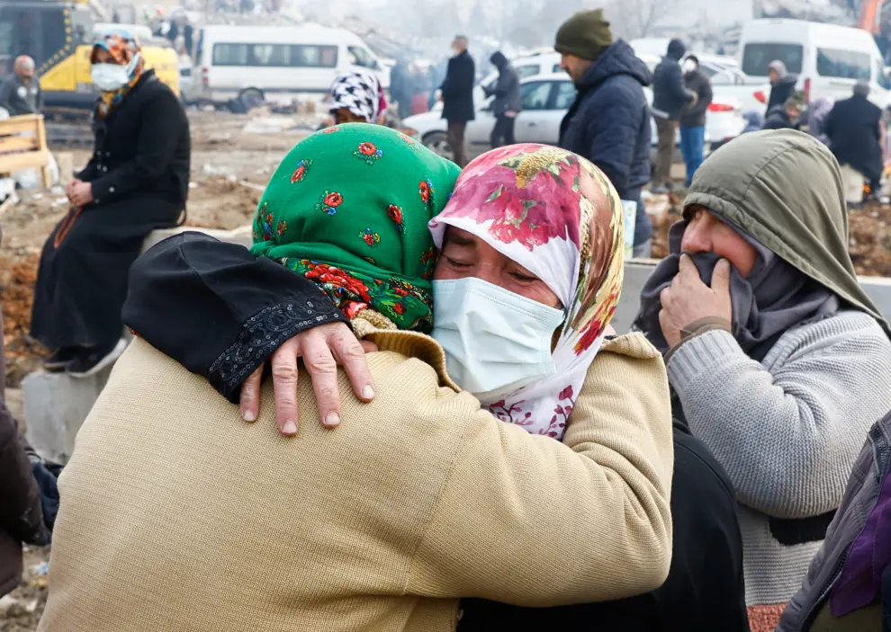 Personas llorando en Kahramanmaras, Turquía, tras el terremoto.