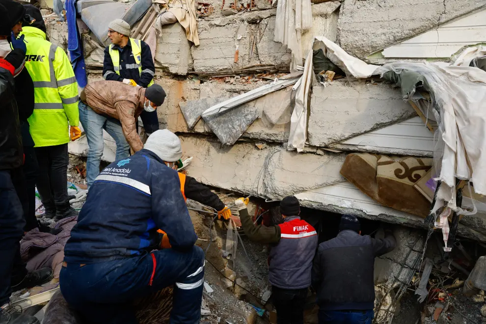 Rescatadores buscan supervivientes en Kahramanmaras, Turquía, tras el terremoto.