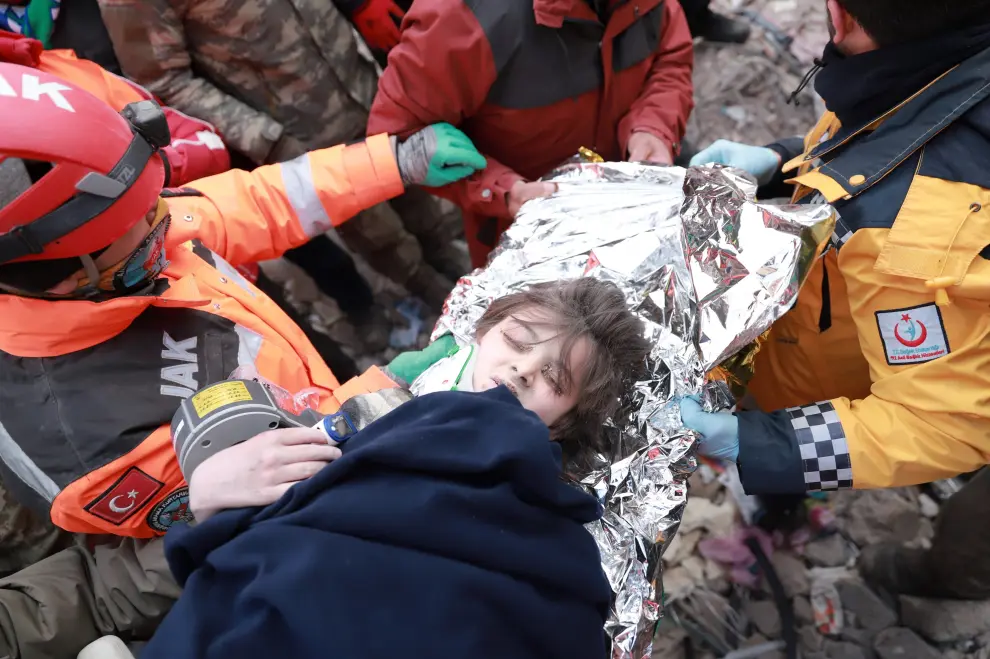 Una persona rescatada en Kahramanmaras, Turquía, tras el terremoto.