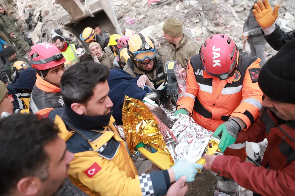Una persona rescatada en Kahramanmaras, Turquía, tras el terremoto.