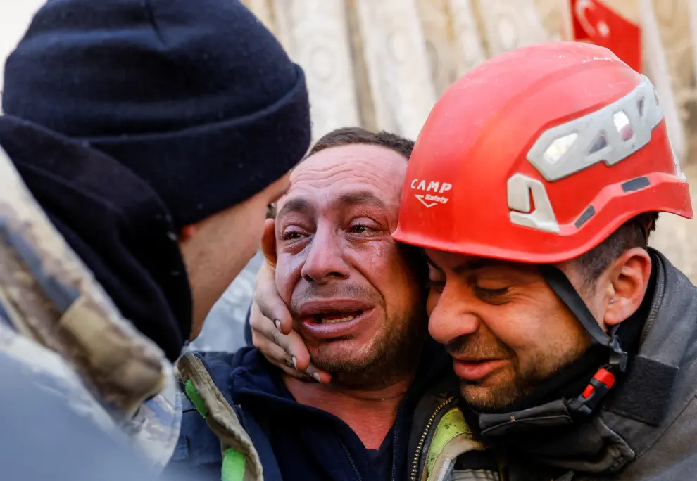 A man reacts next to rescuers in the aftermath of a deadly earthquake in Hatay, Turkey February 11, 2023. REUTERS/Kemal Aslan TURKEY-QUAKE/