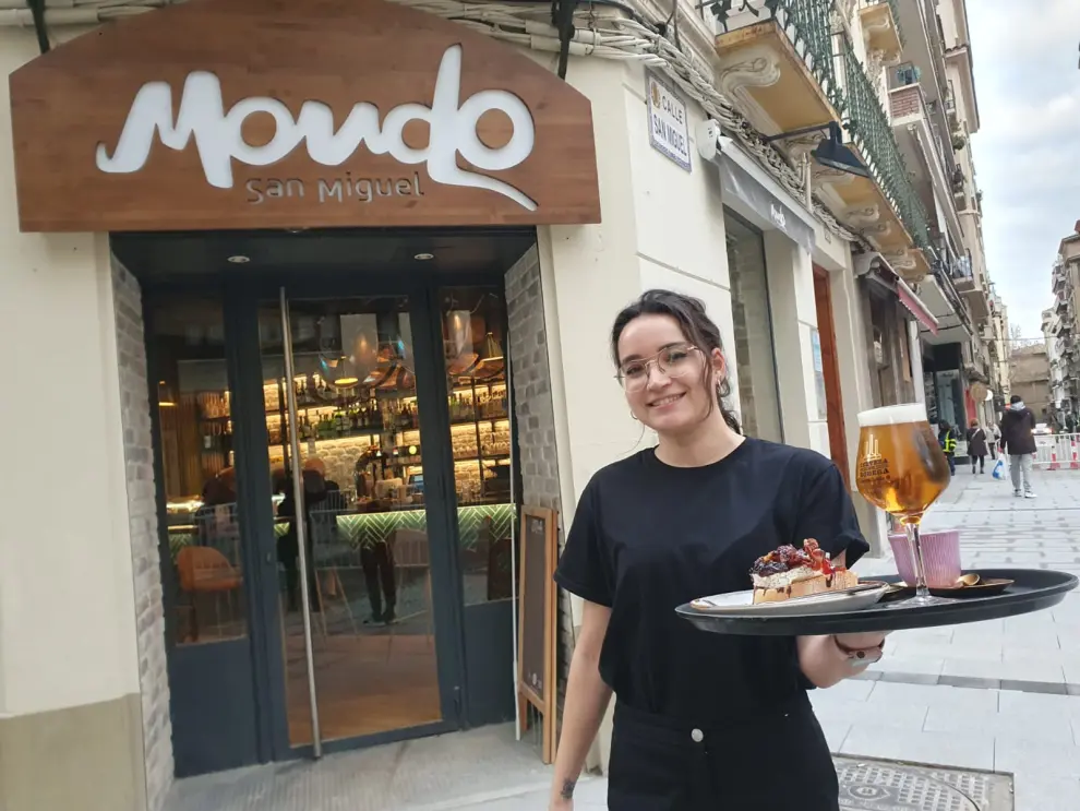 El segundo Mondo  se ubica en la calle San Miguel, mantiene la apuesta por el café pero abre las puertas a las copas, vinos y tapas.