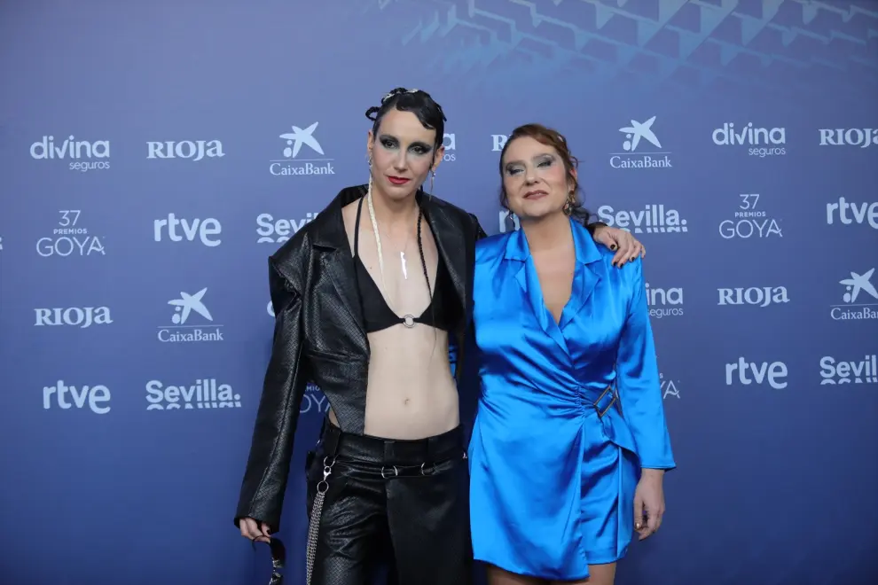 La compositora Paloma Paeñarubia y la directora de cine Vanesa Benítez han sido de las priemras en llegar a la gala con dos looks muy distintos entre sí.