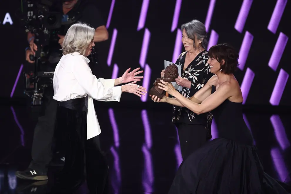 Las actrices Petra Martínez y Belén Cuesta entregan el Goya a mejor actriz de reparto a Susi Sánchez por 'Cinco lobitos'.