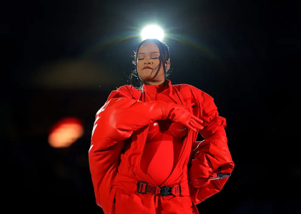 Football - NFL - Super Bowl LVII - Half-Time Show - State Farm Stadium, Glendale, Arizona, United States - February 12, 2023 Rihanna performs during the halftime show REUTERS/Brendan Mcdermid     TPX IMAGES OF THE DAY FOOTBALL-NFL-SUPERBOWL/HALFTIME