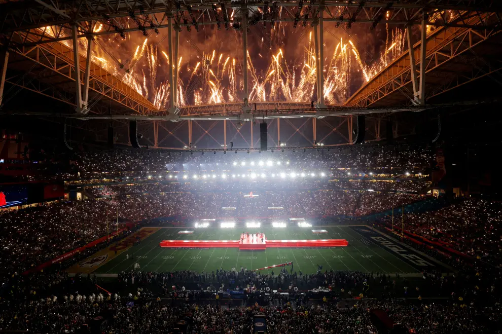 Football - NFL - Super Bowl LVII - Half-Time Show - State Farm Stadium, Glendale, Arizona, United States - February 12, 2023 Rihanna performs during the halftime show REUTERS/Brian Snyder     TPX IMAGES OF THE DAY FOOTBALL-NFL-SUPERBOWL/HALFTIME