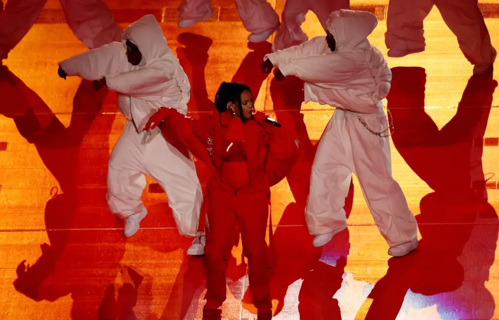 Football - NFL - Super Bowl LVII - Half-Time Show - State Farm Stadium, Glendale, Arizona, United States - February 12, 2023 Rihanna performs during the halftime show REUTERS/Brendan Mcdermid     TPX IMAGES OF THE DAY FOOTBALL-NFL-SUPERBOWL/HALFTIME