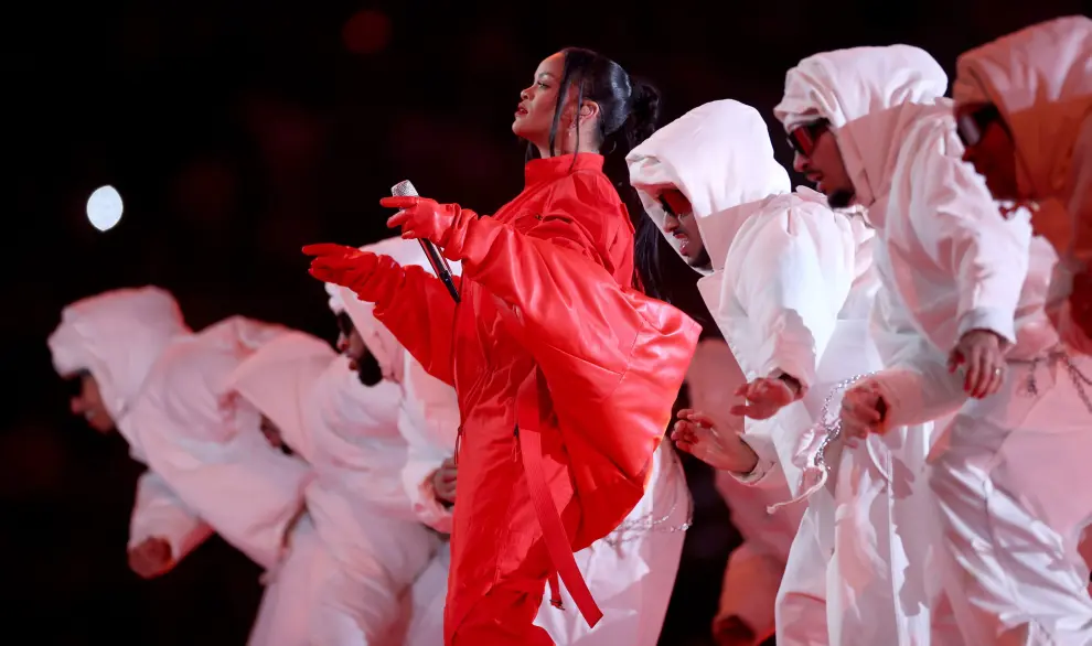 Football - NFL - Super Bowl LVII - Half-Time Show - State Farm Stadium, Glendale, Arizona, United States - February 12, 2023 Rihanna performs during the halftime show REUTERS/Caitlin O'hara     TPX IMAGES OF THE DAY FOOTBALL-NFL-SUPERBOWL/HALFTIME