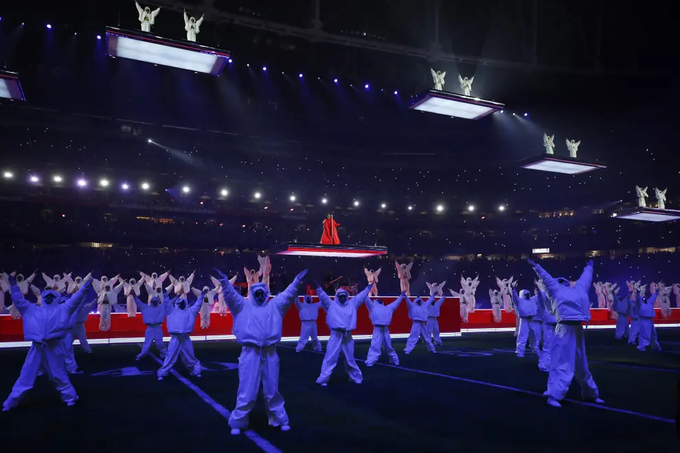Football - NFL - Super Bowl LVII - Half-Time Show - State Farm Stadium, Glendale, Arizona, United States - February 12, 2023 Rihanna performs during the halftime show REUTERS/Caitlin O'hara     TPX IMAGES OF THE DAY FOOTBALL-NFL-SUPERBOWL/HALFTIME