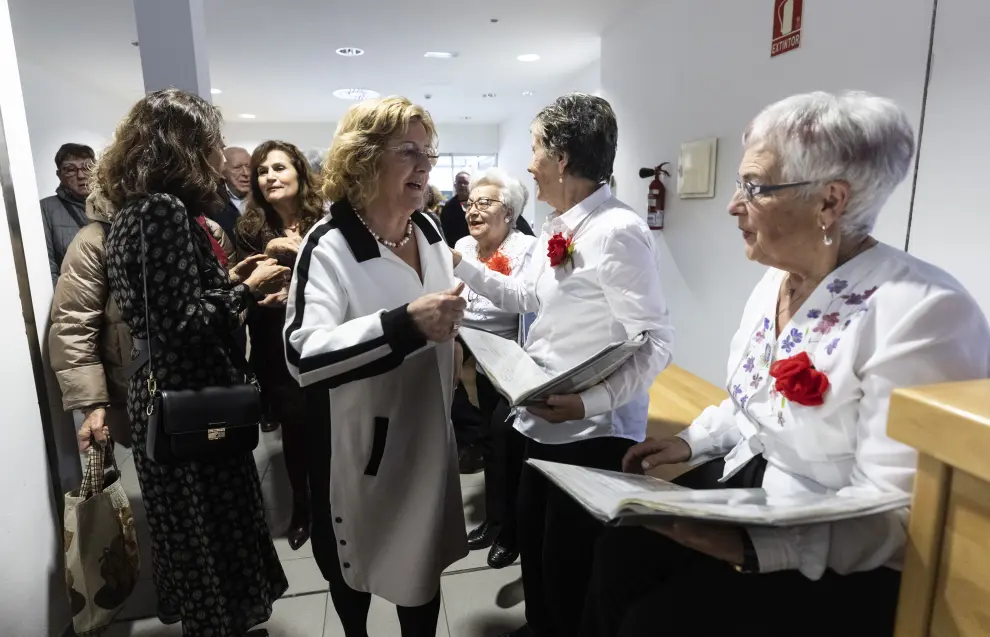 Celebración de las bodas de oro de varias parejas en el Hogar para Mayores del Picarral en Zaragoza