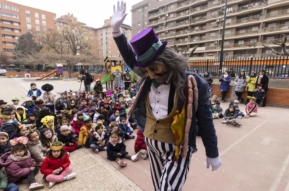 El coche salchichón ha presentado el carnaval junto a la vicealcaldesa Sara Fernández, este martes por la mañana, en el  CEIP La Almozara.