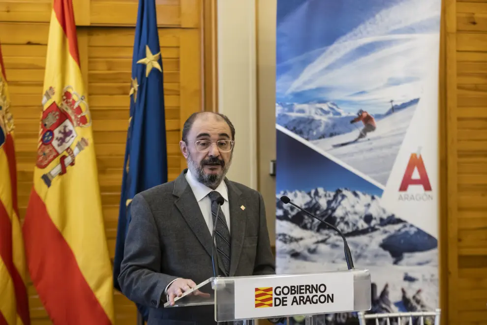 Foto de la firma del convenio para unir las estaciones de esquí de Astún y Formigal, en la Sala de Columnas de la Presidencia de la DGA