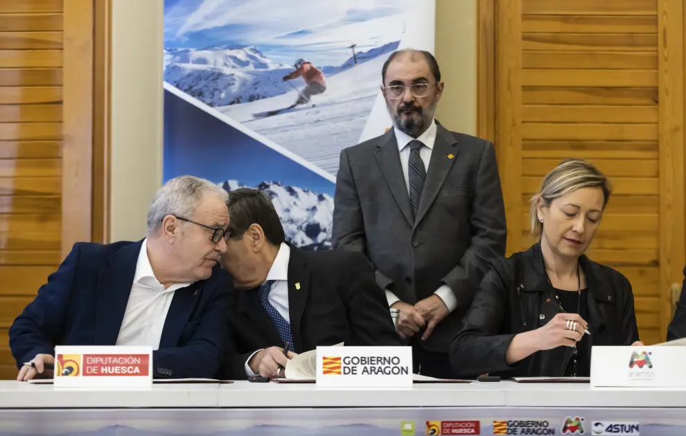 Foto de la firma del convenio para unir las estaciones de esquí de Astún y Formigal, en la Sala de Columnas de la Presidencia de la DGA