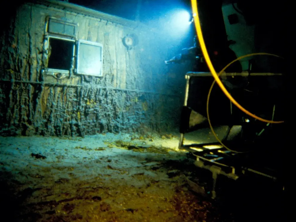 HOV (Human Occupied Vehicle) Alvin, with ROV (Remotely Operated Vehicle)  Jason Jr. attached, descends to the ocean bottom to the resting place of the Titanic's wreck, July, 1986. WHOI Archives/Woods Hole Oceanographic Institution/Handout via REUTERS THIS IMAGE HAS BEEN SUPPLIED BY A THIRD PARTY. NO RESALES. NO ARCHIVES. MANDATORY CREDIT TITANIC-WRECKAGE/