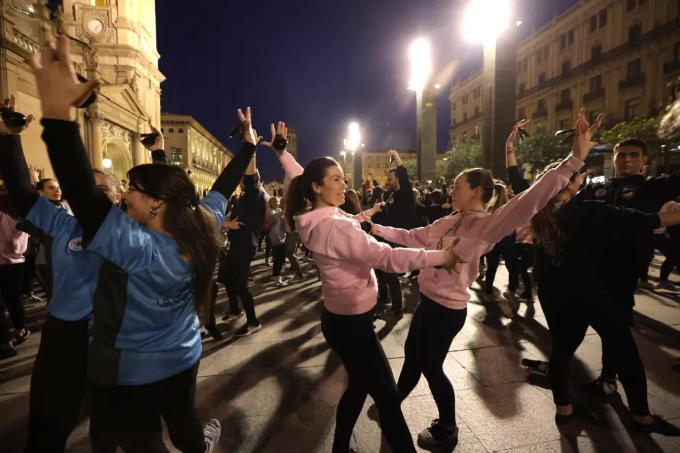 Flashmob jotero por Aspanoa en la plaza del Pilar con motivo de los actos del Día contra el Cáncer Infantil