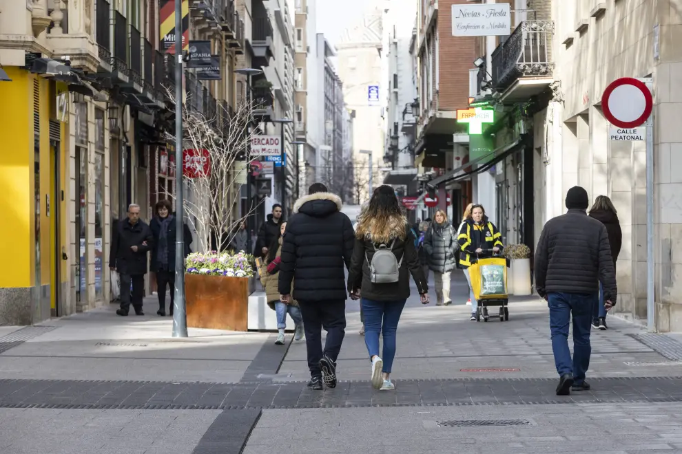 La remozada calle San Miguel ya ha mostrado su nueva cara. Este martes por la mañana el alcalde de Zaragoza Jorge Azcón ha presentado rel resultado de unas obras que se han prolongado durante casi un año. Un tiempo que ha resultado duro para comerciantes y vecinos.