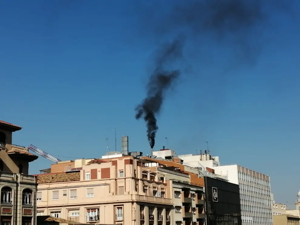 Una densa nube de humo negro sale por la chimenea del edificio de Independencia 8.