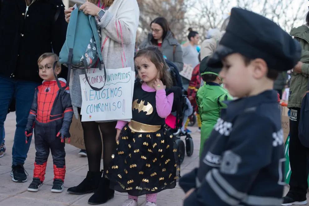 Carnaval reivindicativo de los alumnos y padres del colegio Ana María Navales, en el barrio Arcosur de Zaragoza