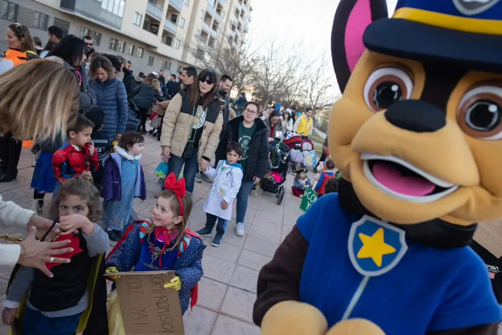 Carnaval reivindicativo de los alumnos y padres del colegio Ana María Navales, en el barrio Arcosur de Zaragoza