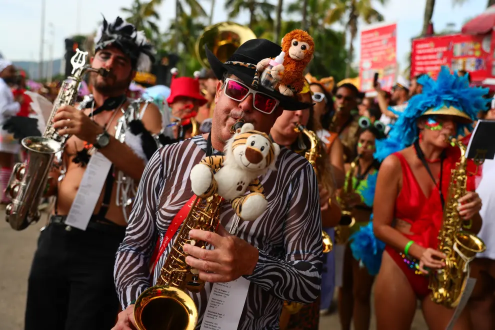 Revellers attend the annual block party known as "Cordao de Prata Preta", during Carnival festivities in Rio de Janeiro, Brazil February 18, 2023. REUTERS/Pilar Olivares BRAZIL-CARNIVAL/STREET