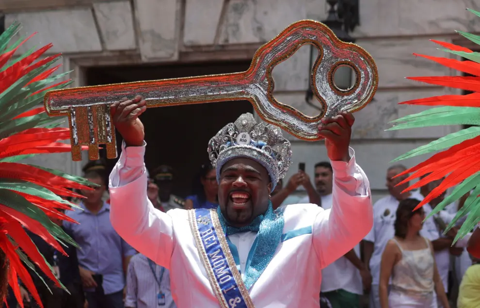 "Rei Momo" (Carnival King) holds the Rio de Janeiro's ceremonial key, symbolising the official start of the Carnival in Rio de Janeiro, Brazil February 17, 2023. REUTERS/Ricardo Moraes BRAZIL-CARNIVAL/KING