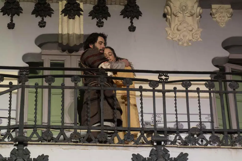 Isabel de Segura rechazando el beso que le pide Diego