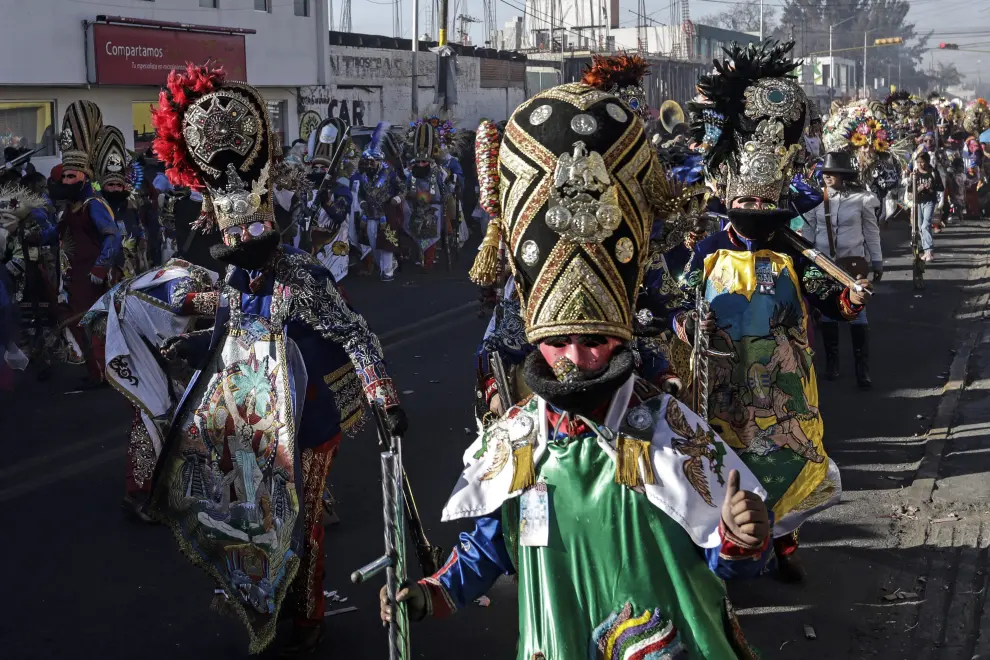 Artistas con trajes típicos participan en el tradicional carnaval de Puebla (México).