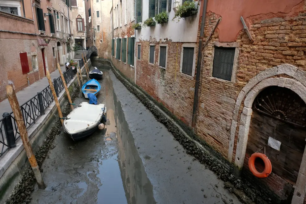 Boats are pictured in a canal during a severe low tide in the lagoon city of Venice, Italy, February 17, 2023. REUTERS/Manuel Silvestri REFILE - CORRECTING YEAR ITALY-WEATHER/