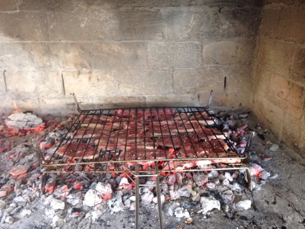 Carne a la parrilla en el Merendero Garcés de San Vicente, en Labuerda