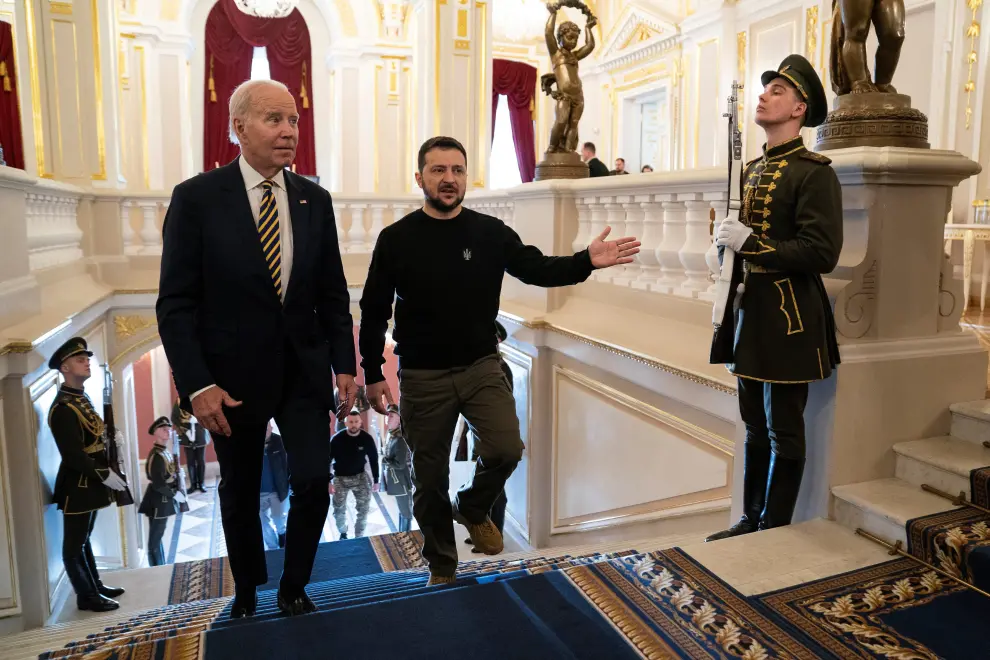 Kyiv (Ukraine), 20/02/2023.- A handout photo made available by the Ukrainian Presidential Press Service on 20 February 2023 shows Ukrainian President Volodymyr Zelensky (L) and US President Joe Biden (R) walking near St. Mikhailovsky Cathedral in Kyiv (Kiev), Ukraine, amid Russia's invasion. The White House announced on 20 February, that US President Biden met with Ukrainian President Zelensky and his team to extended discussions on US support for Ukraine. (Rusia, Ucrania, Estados Unidos) EFE/EPA/UKRAINIAN PRESIDENTIAL PRESS SERVICE HANDOUT -- MANDATORY CREDIT: UKRAINIAN PRESIDENTIAL PRESS SERVICE -- HANDOUT EDITORIAL USE ONLY/NO SALES
 UKRAINE USA DIPLOMACY