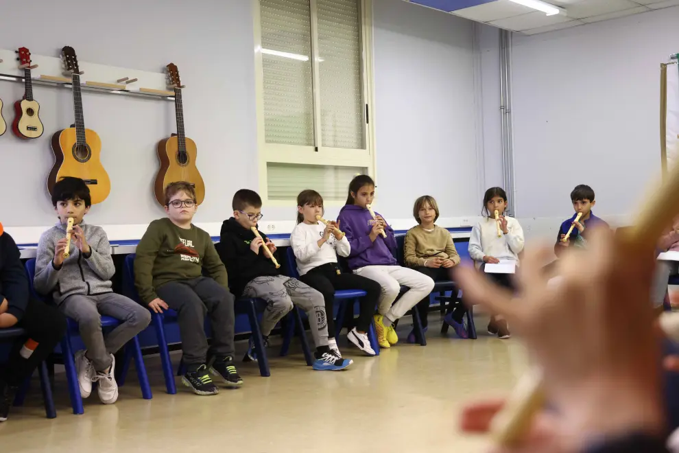 Alumnos en una clase de música, este martes en Zaragoza.