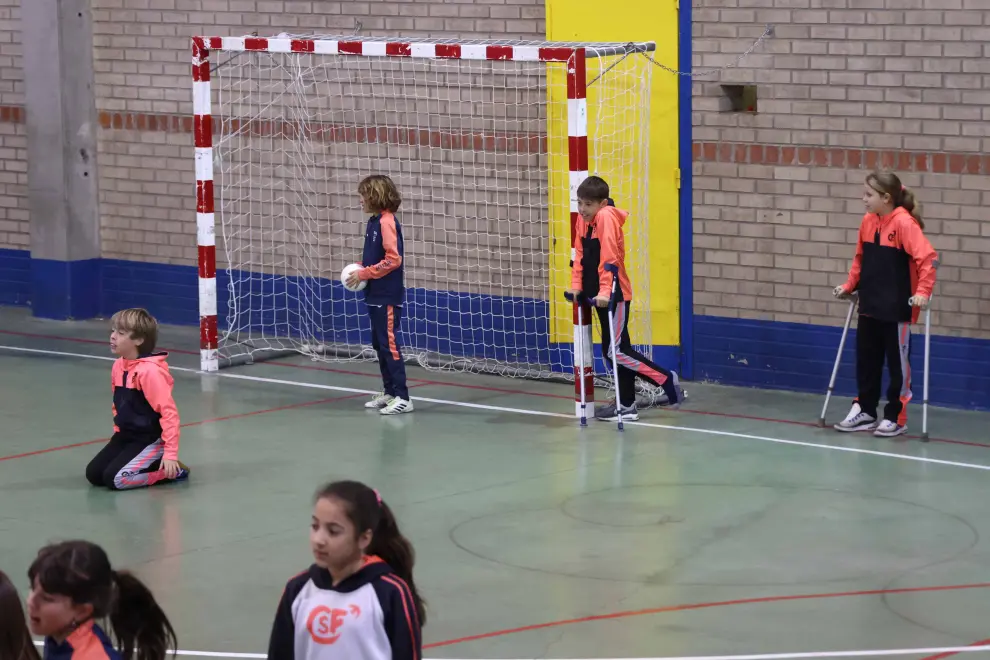 Alumnos en una de las clases deportivas, este martes en Zaragoza.
