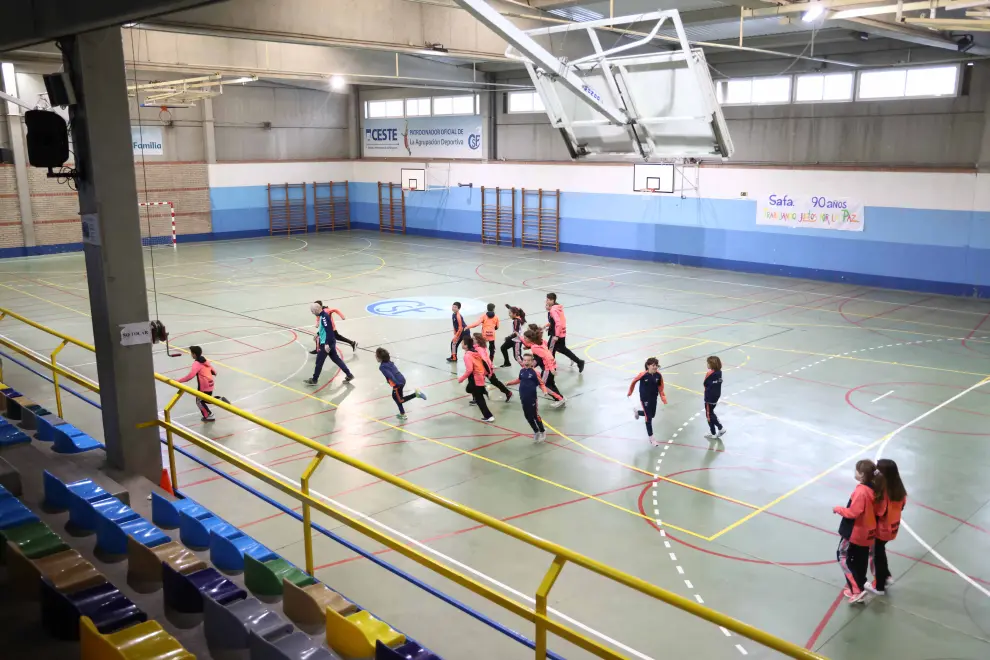Alumnos en una de las clases deportivas, este martes en Zaragoza.