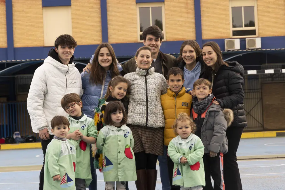 Pilar Sarasa, centro, con alumnos del colegio de diferentes etapas educativas.