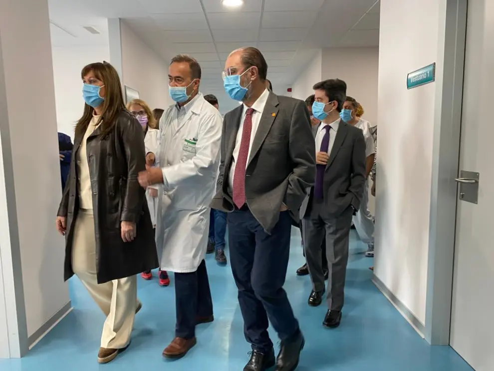 Imágenes de la visita de Javier Lambán y Sira Repollés a las nuevas Urgencias del Hospital San Jorge de Huesca