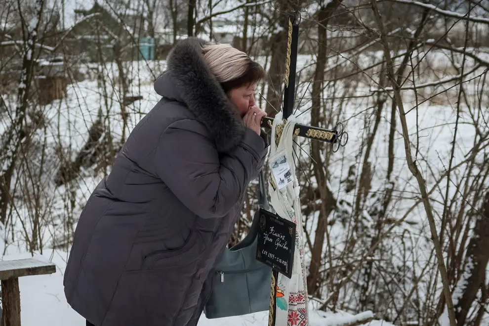 Svitlana Safonova, 60 visita la tumba de su hermana Iryna Filkina, 52, fallecida tras el ataque ruso en Bucha.