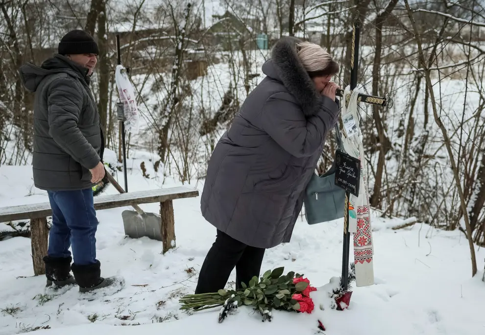 Svitlana Safonova, 60, visita la tumba de su hermana Iryna Filkina, 52, fallecida tras el ataque ruso en Bucha.
