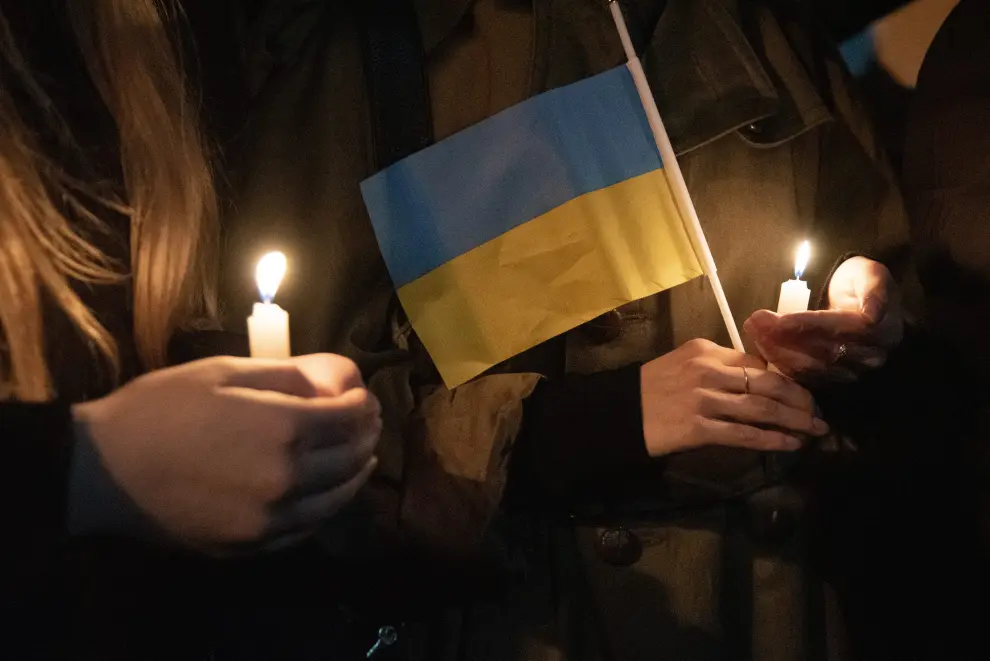 New York (United States), 24/02/2023.- People gather outside the Russian Consulate to show their support for Ukraine during a candlelight vigil in New York, New York, USA, 23 February 2023. 24 February is the one year anniversary of Russia's invasion of Ukraine. (Rusia, Ucrania, Estados Unidos, Nueva York) EFE/EPA/SARAH YENESEL
 USA UKRAINE VIGIL