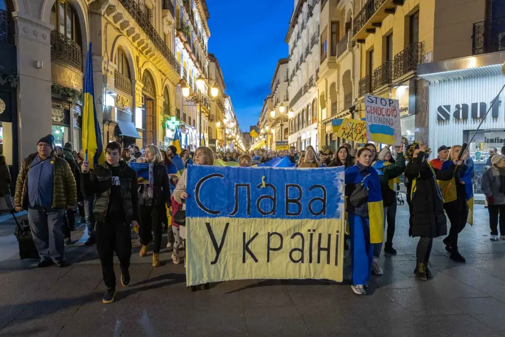 Decenas de personas manifiestan en las calles de la capital aragonesa su repulsa contra la invasión rusa que comenzó hace un año. en las calles de la capital aragonesa.