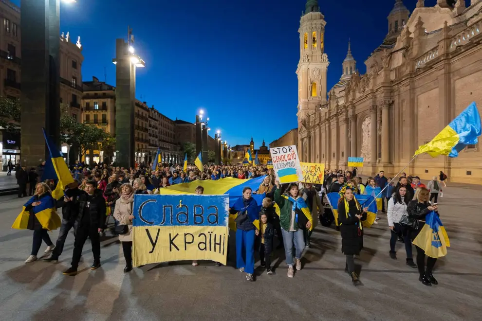 Decenas de personas manifiestan en las calles de la capital aragonesa su repulsa contra la invasión rusa que comenzó hace un año. en las calles de la capital aragonesa.