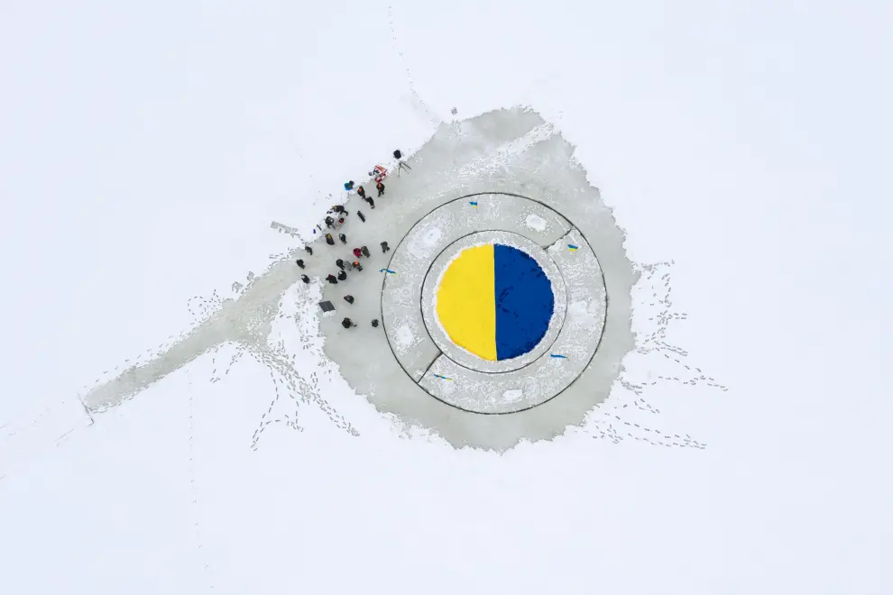 Helsinki (Finland), 24/02/2023.- An aerial photo taken by a drone shows an ice carousel with its center decorated in the national colours of Ukraine on the first anniversary of the Russian invasion in Ukraine, in Helsinki, Finland, 24 February 2023. Russian troops entered Ukrainian territory on 24 February 2022, starting a conflict that has provoked destruction and a humanitarian crisis. One year on, fighting continues in many parts of the country. (Finlandia, Rusia, Ucrania) EFE/EPA/KIMMO BRANDT AUSTRALIA AND NEW ZEALAND OUT
 FINLAND UKRAINE RUSSIA CONFLICT