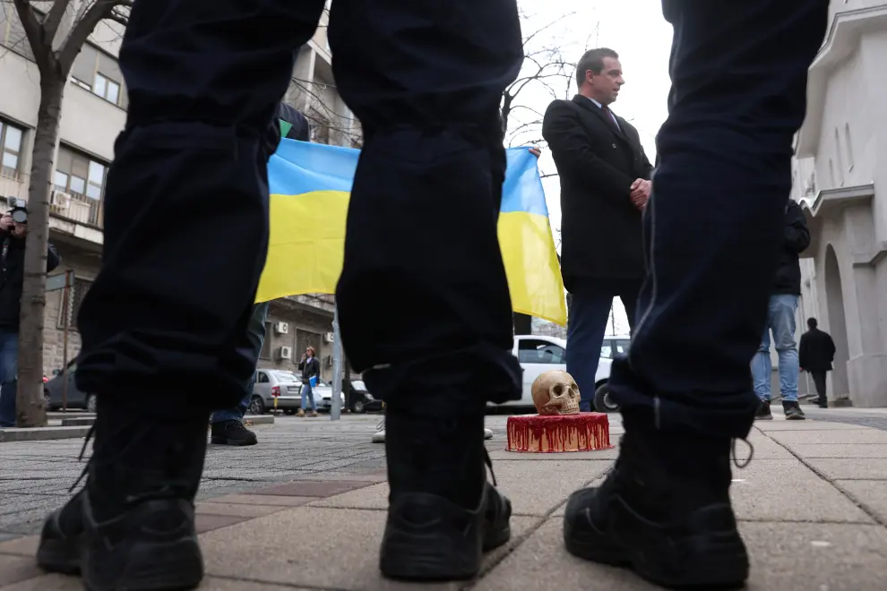 Belgrade (Serbia), 24/02/2023.- Rights activist Cedomir Stojkovic (R) is blocked by police as he tries to leave a skull-shaped cake in front of the Russian embassy in Belgrade, Serbia, 24 February 2023. Russian troops entered Ukrainian territory on 24 February 2022, starting a conflict that has provoked destruction and a humanitarian crisis. One year on, fighting continues in many parts of the country. (Protestas, Rusia, Ucrania, Belgrado) EFE/EPA/ANDREJ CUKIC
 SERBIA UKRAINE ANNIVERSARY