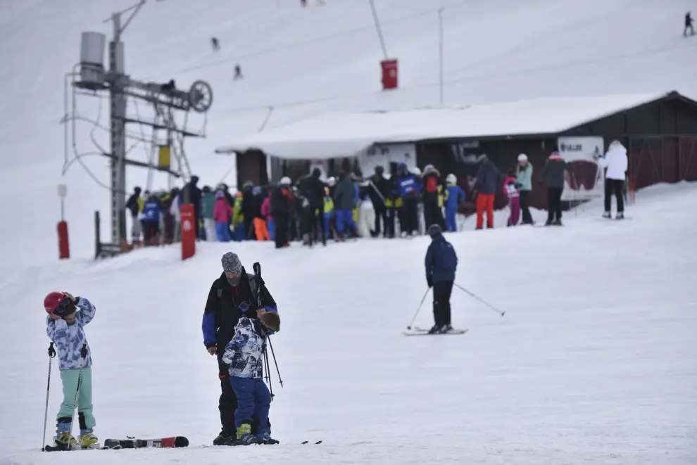 Las estaciones de esquí de Candanchú y Astún y los negocios del sector de la nieve asociados han tenido una gran ocupación este fin de semana.