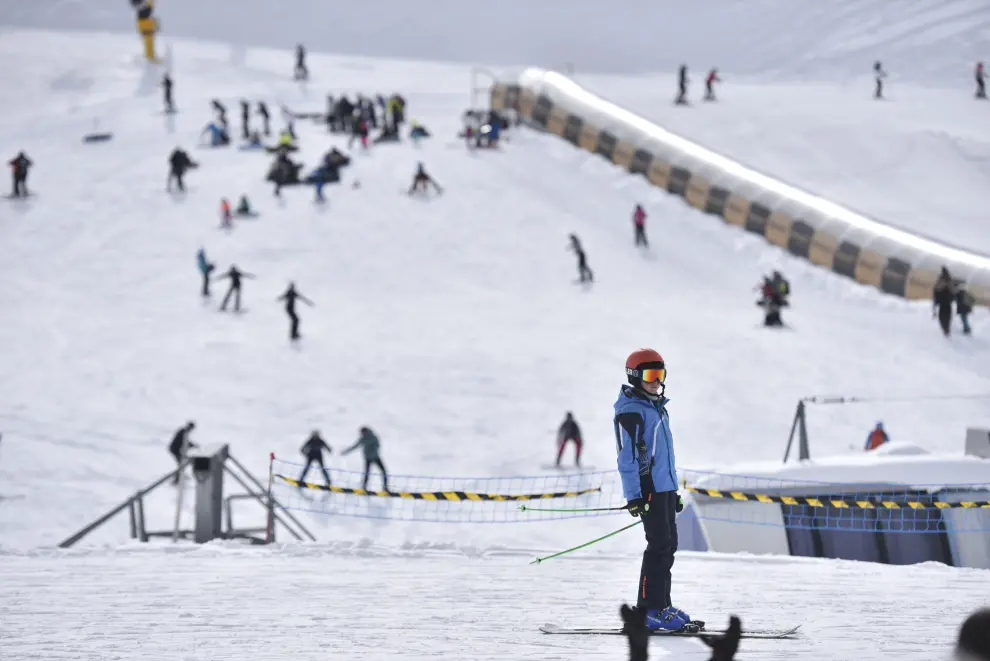 Las estaciones de esquí de Candanchú y Astún y los negocios del sector de la nieve asociados han tenido una gran ocupación este fin de semana.