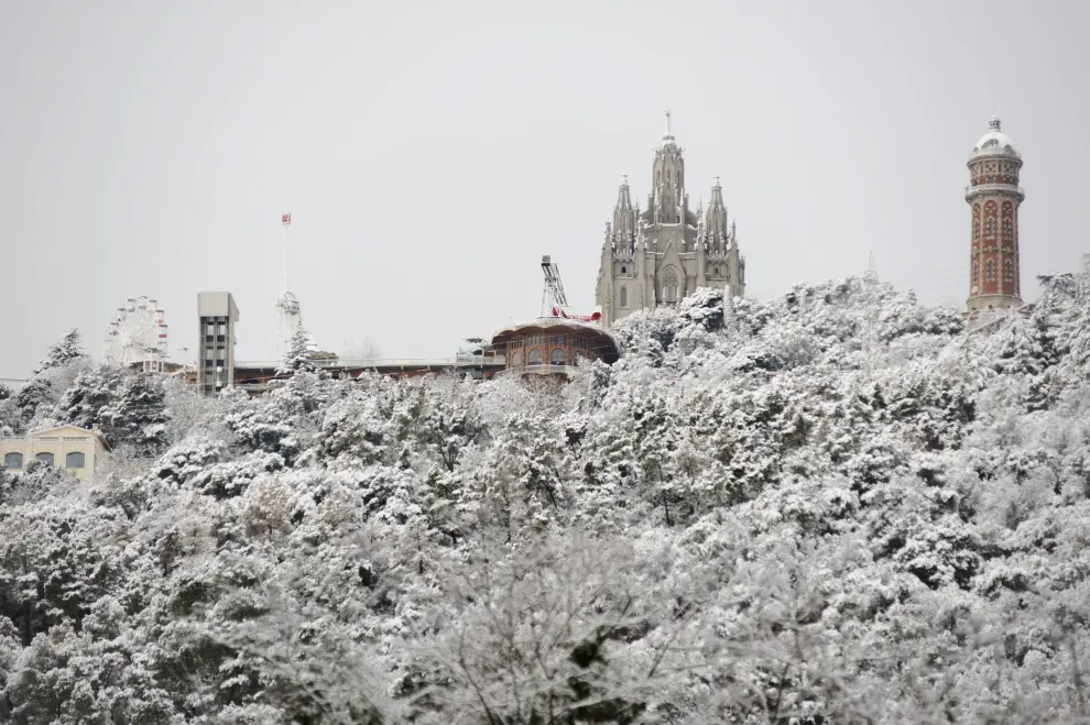 Aspecto del Tibidabo de Barcelona cubierto de nieve tras la nevada registrada la noche pasada.