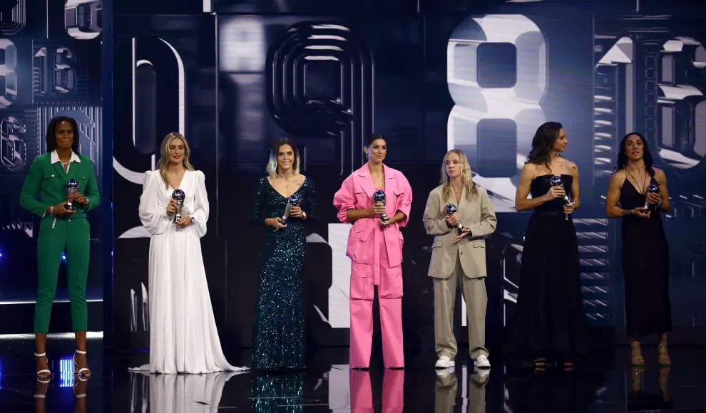 El once ideal de la FIFA, en los premios 'The Best'. Mapi León está en el centro, la tercera por la izquierda.