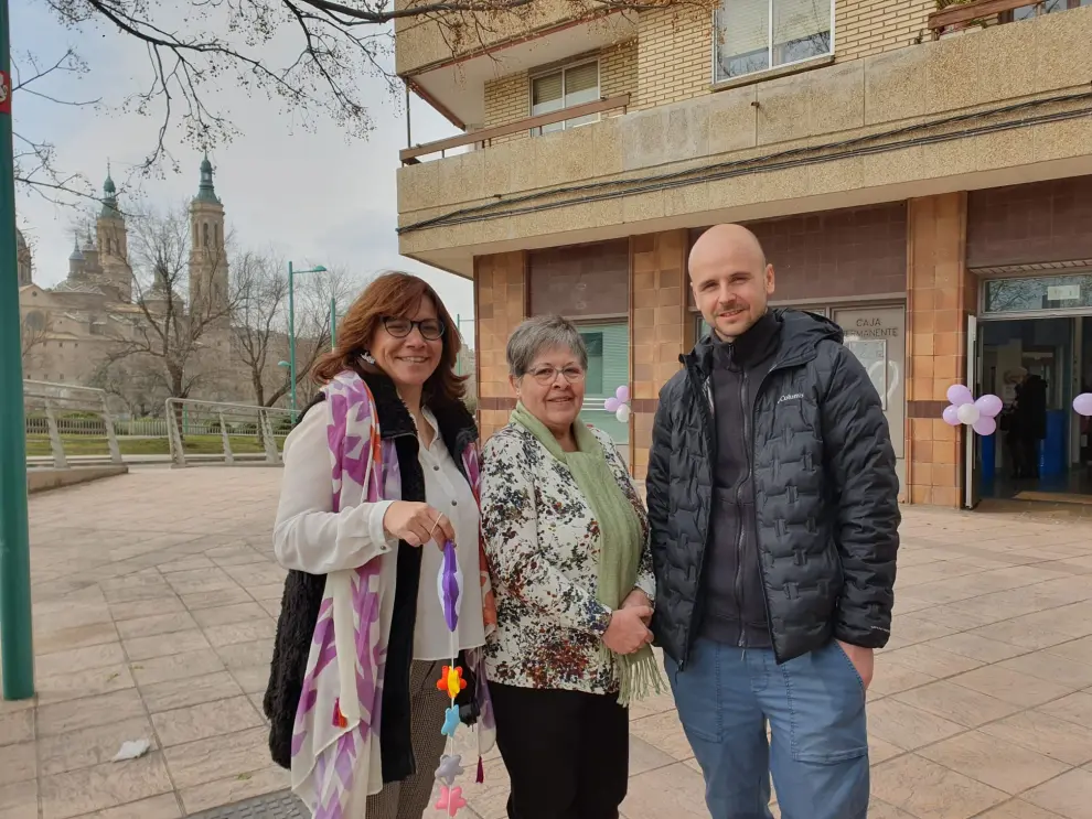 Rosa Vicente, Carmen Martín y Pablo Lafuente, en el Mercadillo Solidario Estelar en Zaragoza
