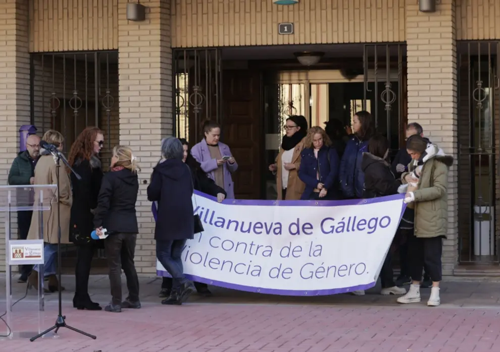 Concentración de repulsa por el asesinato de Mari Carmen, en Villanueva de Gállego.