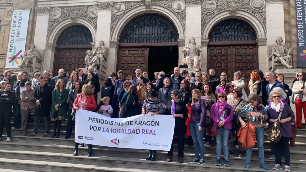 Concentración de periodistas por la igualdad real ante las puertas del Paraninfo de la Universidad de Zaragoza.